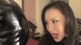 Asiatische Latex-Domina peggt ihren Gimp