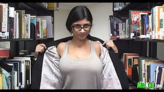 Mia Khalifa allein in der Bibliothek