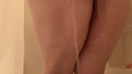 Animegurl genießt die Dusche, indem sie mit ihrem Arsch und ihrer Stimmung spielt