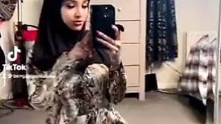 Tiktok Hijab Bitch bei naked Challenge