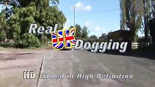 Brittisk dogging - tonår ing stor vacker kvinna på en parkeringsplats knullas