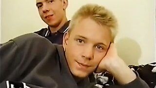 Glatte deutsche Jungs machen blanken Sex, Sperma im Mund