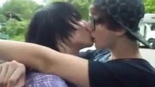 Emo-Jungs küssen sich