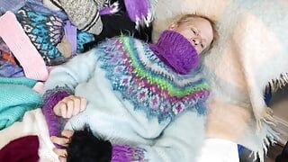 Pullover-Fetisch Mohair Angora weiche pullover und springen auf einem Pulloverbett, was zu einem riesigen orgasmus führt.