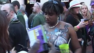 Küken zeigen Titten für Perlen am Karneval