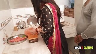 Punjabi styvmamma knullas i köket när hon gör middag för styvson
