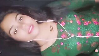 Bengaals sexy meisje toont haar borsten op live video