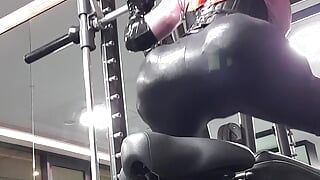 Dumme tussi, sissy fucktoy trainiert im fitnessstudio