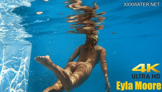 Eyla Moore, ein berühmtes Modell, gleitet elegant durch das Wasser
