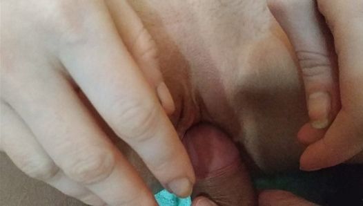 Mädchen squirtet von einer harten Massage der Klitoris mit einem Schwanz