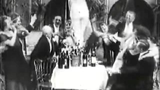 Señora se emborracha en la fiesta de su cumpleaños (vintage de 1910)