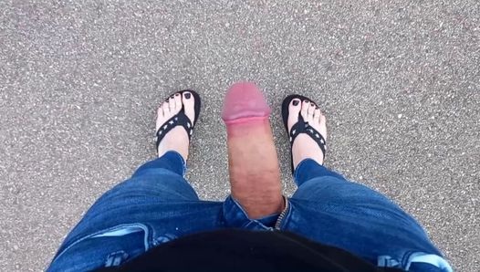 Ich komme auf einen spaziergang am helllichten tageslicht, benutze meine hände nicht und schaue meine sexy füße an