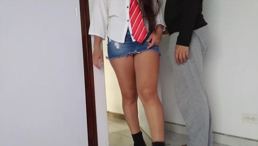 Nach dem RBD-Konzert besucht mich die Freundin meiner besten Freundin, damit ich sie im Stehen in ihrem Minirock ficken kann