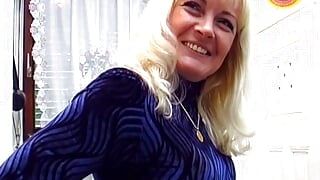 Sexy dame uit Duitsland met kleine tieten die een kaars in haar natte poesje vult