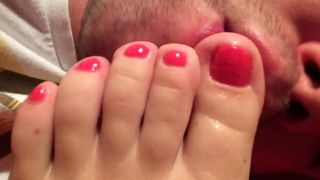 Ich lutsche die schönen roten Zehen meiner Frau