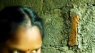 Südindisches tamilisches Mädchen zeigt Möpse-Selfie für Freund