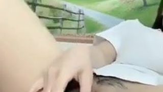 Vietnamesisches Mädchen masturbiert vor der Webcam