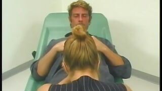 Sexy titten, blonde Ärztin honey lutscht und fickt einen fetten schwanz im untersuchungsraum