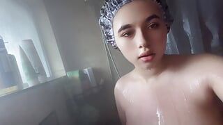 Une BBW prend une douche