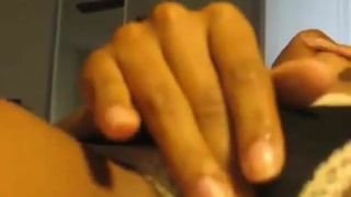 Schwarzes Mädchen fingert ihre Muschi mit Höschen