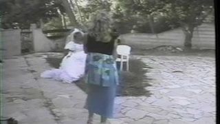 Französisches Mädchen wird gefickt, während sie ein weißes Hochzeitskleid trägt