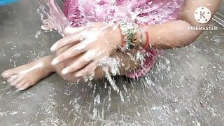 Indische hausfrau, die draußen mit sex badet