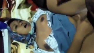 Hijab, indonesische Ehefrau fickt und masturbiert