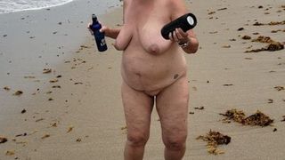 Glückliche Ehefrau, die nackt an einem FKK-Strand in Florida tanzt