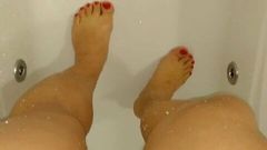 Joana Love im Bad zeigt Schwanz, Beine und pisst