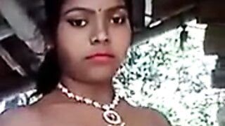 Nackte indische Stiefmutter, die Möpse zeigt