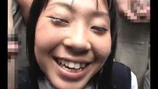 Japanisches Mädchen bekommt öffentlich einen Bukkake