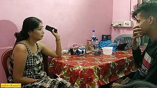 Desi, schöne Frau fickt mit ihrem Teen-Studenten zu Hause! Indischer Teen Sex