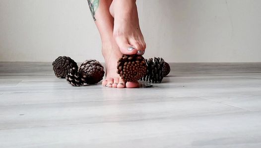 Fußfetisch von Domina Nika. das Trampeln von Zapfen mit den Füßen. Sexy Füße und Zehen