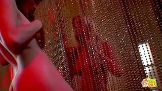 Retro-striptease mit einer heißen blondine und einer versauten brünette, die lesbischen sex haben