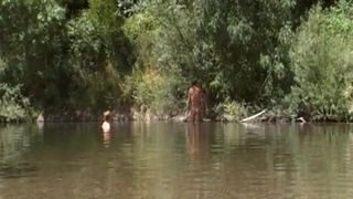 FKK-reifes Paar in dem Fluss
