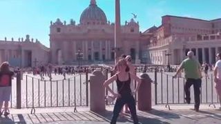 Alison brie bailando frente al vaticano
