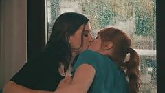 Sensuele lesbiennes plezieren elkaar op een regenachtige dag