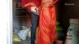 Un mari est venu de ville en village et il a baisé la chatte de sa femme et est entré dans sa chatte - audio hindi clair