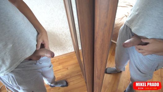 Amateur, junger Typ Mikel Prado zeigte Schwanz vor einem Spiegel