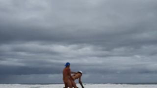 Heiße Ehefrau am Strand gefickt :-)