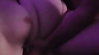 BBW bekommt feuchte Muschi beim Sexschwingen geritten und squirtet hart. Multiple Orgasmen