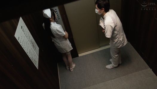 Eine einfache, ruhige, düstere Krankenschwester erwacht und wird zu einer schmutzigen Schlampe