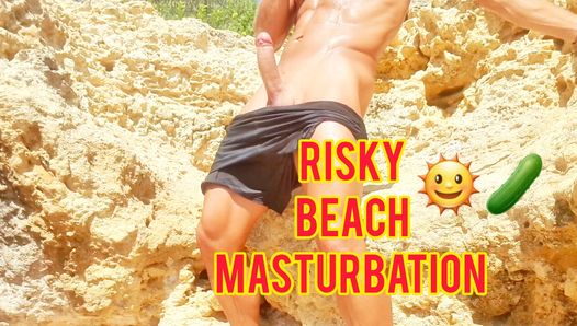 Sexy typ masturbiert seinen großen schwanz an einem öffentlichen strand - fast erwischt