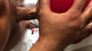 Een Arabische vrouw proeft de enorme penis van een babyhengst