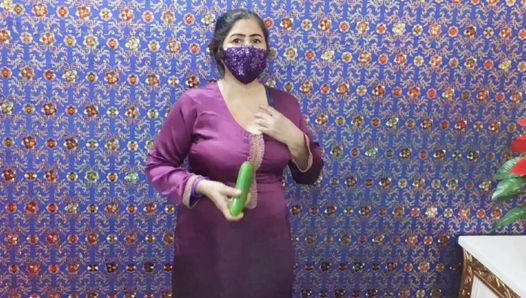 Pakistanische amateur-milf masturbiert mit gurke