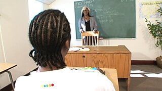 Seksowna czarna nauczycielka ostro zerżnięta