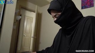 Hijab-Dame, die eigentlich gut darin ist, Schwanz zu lutschen