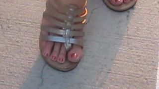 Weibliche Füße und Zehen mit Sandalen