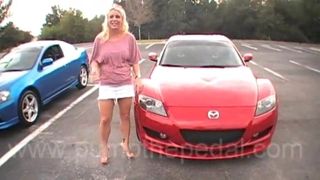 Blondine dreht ihren Mazda Rotory Motor hinter Redline um