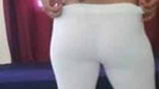 Neckendes Qnd-Tanzen mit ihrem sexy Arsch in weißen Leggings
